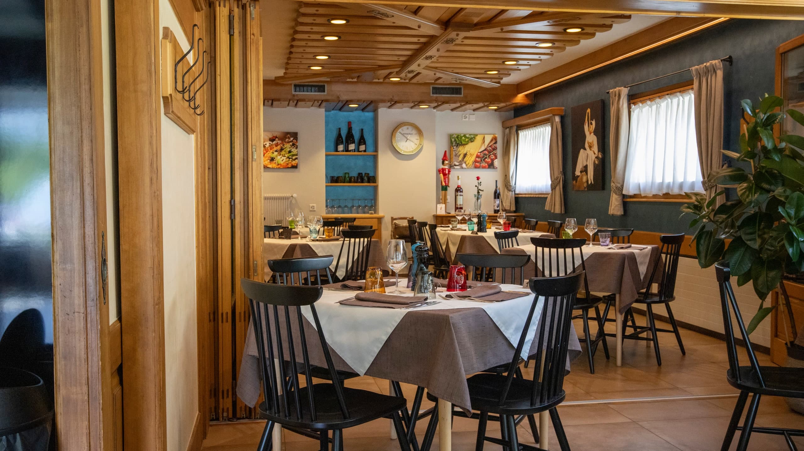 Sala da pranzo elegante con tavoli apparecchiati alla Mammamia Fattoria